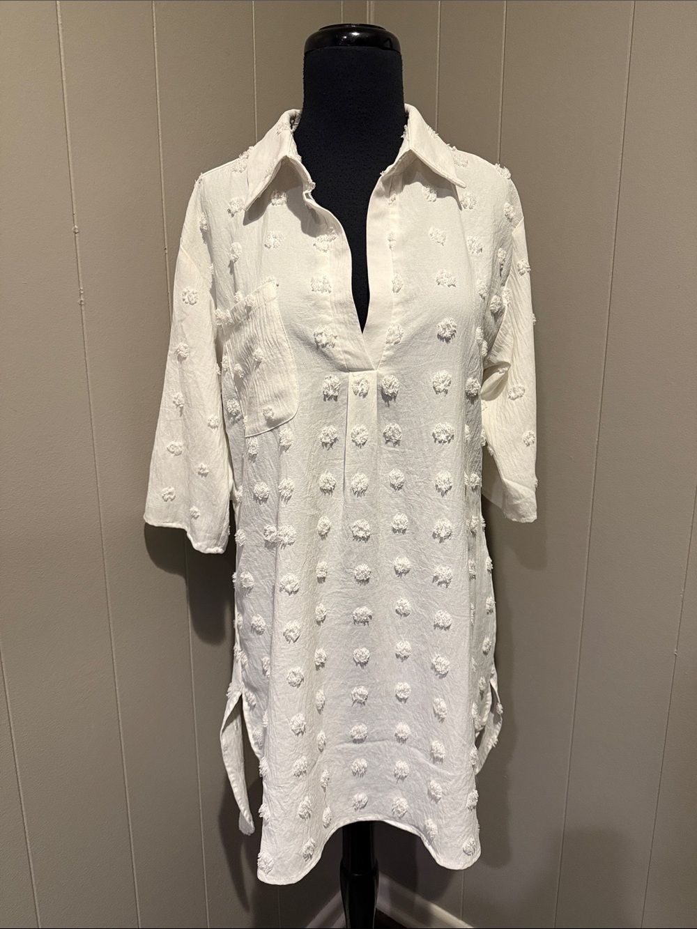 Blooming Jelly Women’s Small Relaxed Cream Notch V-Neck Tunic with Textured Dots